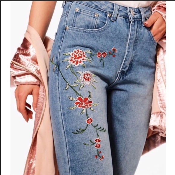 Boohoo | Emily Embroidered Mom Jeans P170 - Picture 4 of 9
